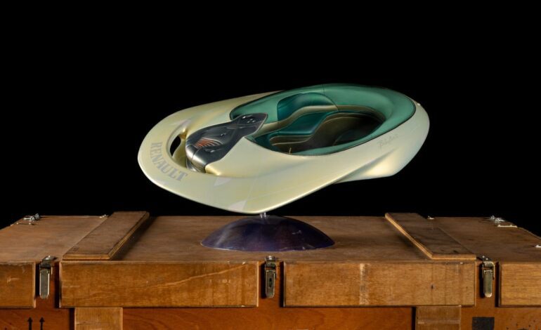 ¿Quieres comprar un ovni? Renault va a subastar 100 vehículos históricos de su propia colección y entre ellos hay… ¡hasta un platillo volante!