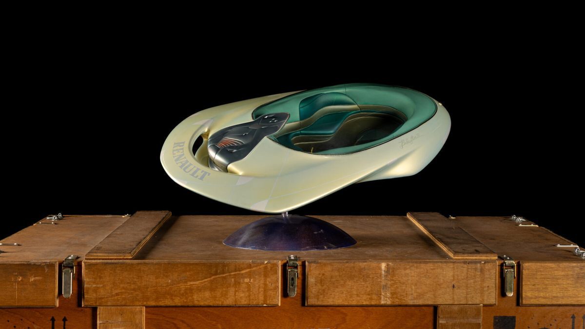 ¿Quieres comprar un ovni? Renault va a subastar 100 vehículos históricos de su propia colección y entre ellos hay… ¡hasta un platillo volante!