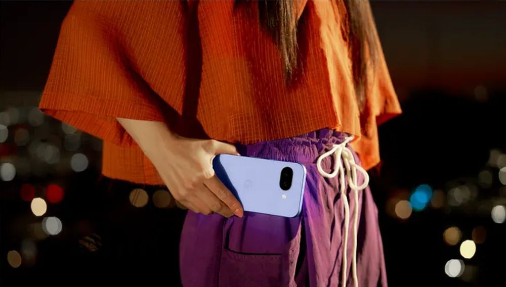 Una persona sostiene un Google Pixel 9a azul, mostrando su tamaño ergonómico y su agarre para el uso diario.