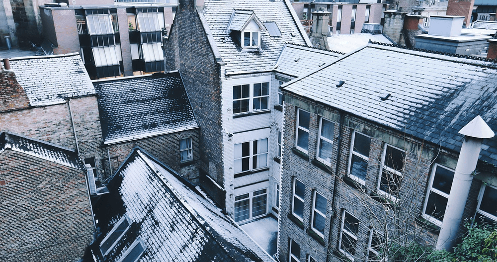Hay nieve en el techo de la casa.