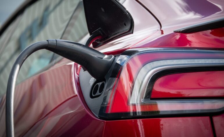 ¿Quién dijo que los coches eléctricos no eran rentables? Esta marca acaba de convertir a su consejero delegado en el primer billonario del planeta