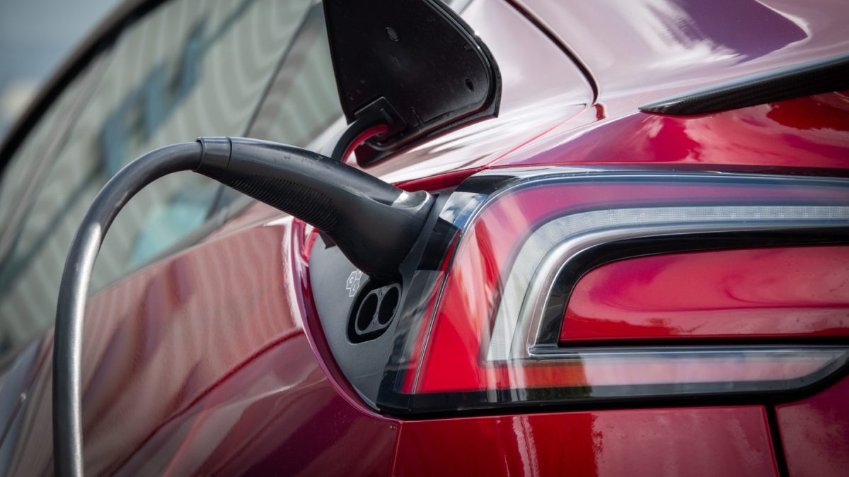 ¿Quién dijo que los coches eléctricos no eran rentables? Esta marca acaba de convertir a su consejero delegado en el primer billonario del planeta