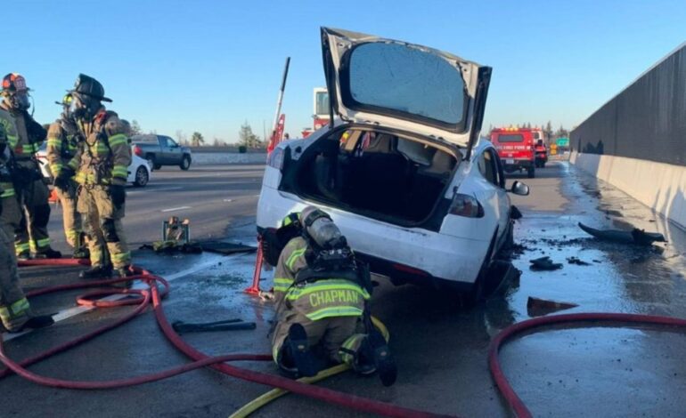 ¿Los coches eléctricos se incendian más que los de combustión? Un bombero sorprende con su respuesta 