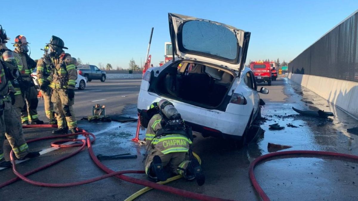 ¿Los coches eléctricos se incendian más que los de combustión? Un bombero sorprende con su respuesta 