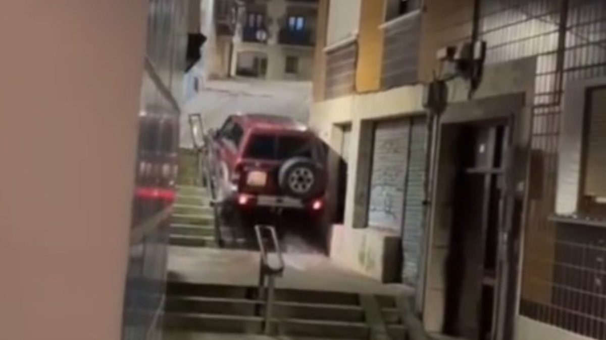 El GPS le llevó por otro lado y acabó subiendo unas escaleras en Bizkaia con su todoterreno: el desenlace es tan inesperado que se volvió viral