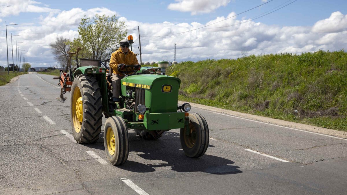 La DGT te dice lo que debes hacer si quieres adelantar un tractor y hay una línea continua