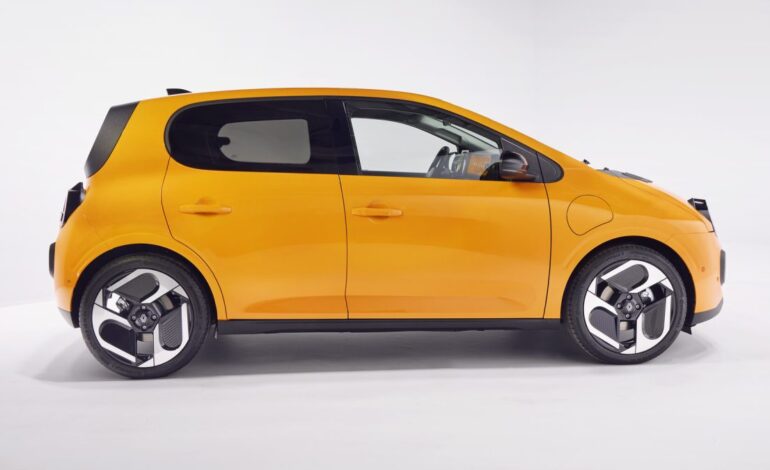 Twingo E-Tech: el espacioso interior de un clásico de los noventa reconvertido en eléctrico