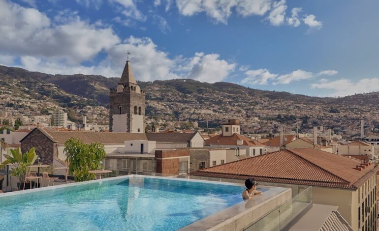Alojarse en un antiguo taller de bordados: la nueva (y lujosa) vida de la fábrica Oliveira Enmaderienses en Funchal | El Viajero