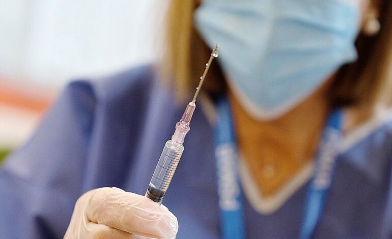 Un estudio confirma que la vacuna de Pfizer es más segura para el corazón que el covid-19