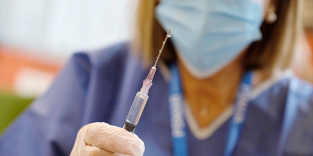 Un estudio confirma que la vacuna de Pfizer es más segura para el corazón que el covid-19