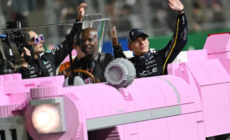 Verstappen, Russell, Norris y este famoso actor se suben a un Cadillac hecho de Lego en el GP de Las Vegas