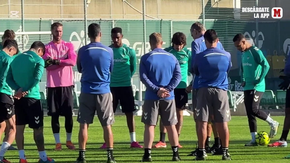 El Cucho regresa al grupo con una máscara protectora