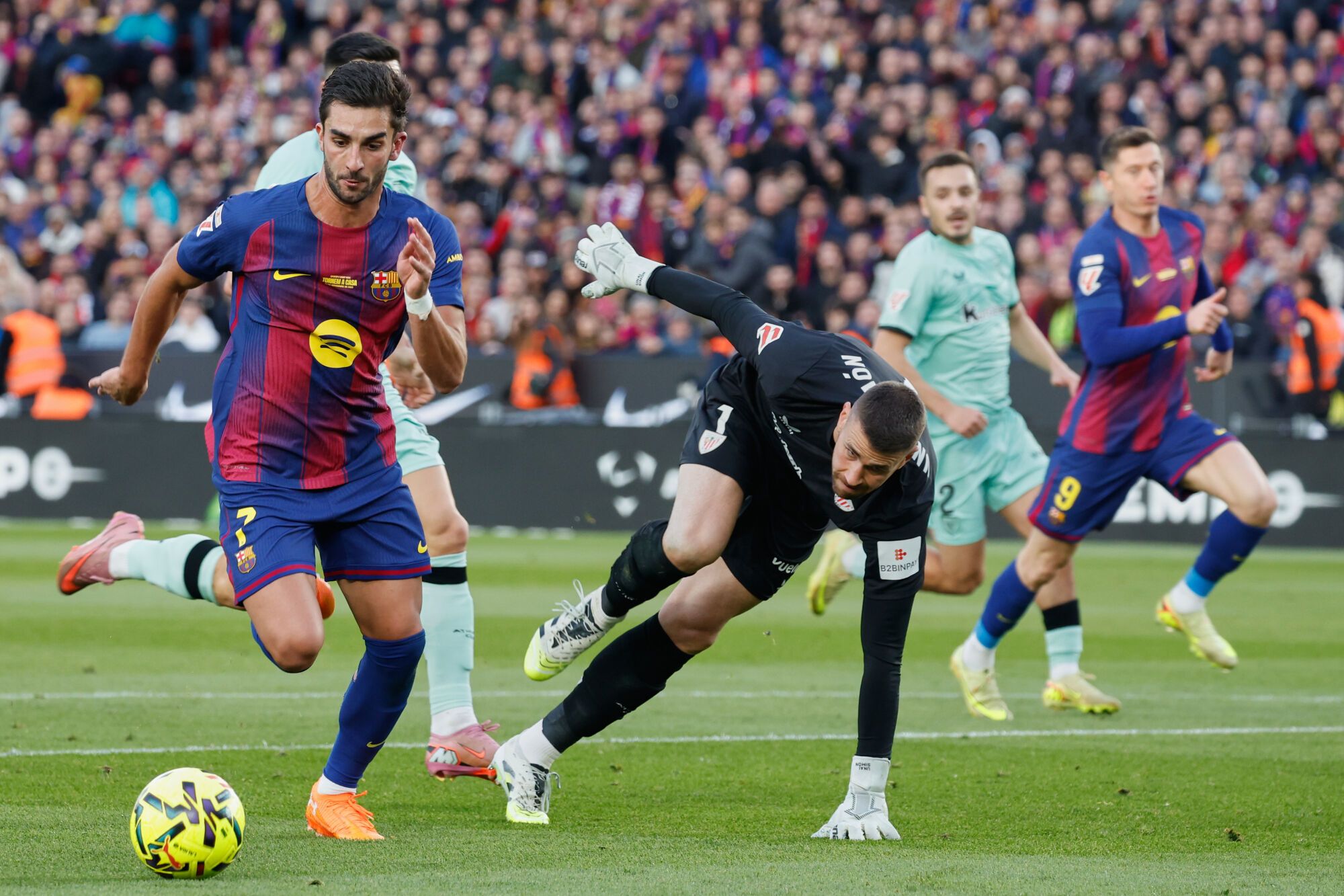 Ferran Torres, del Barcelona, ​​intenta anotar ante el portero del Athletic de Bilbao, Unai Simon, durante un partido de fútbol de La Liga entre Barcelona y Athletic en Barcelona, ​​España, el sábado 22 de noviembre de 2025. Foto AP/Joan Monfort)