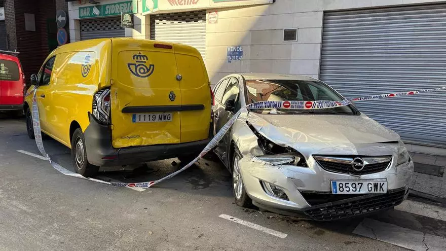 VÍDEO: Así quedaron seis coches aparcados en Langreo cuando un conductor que huía de la policía los atropelló