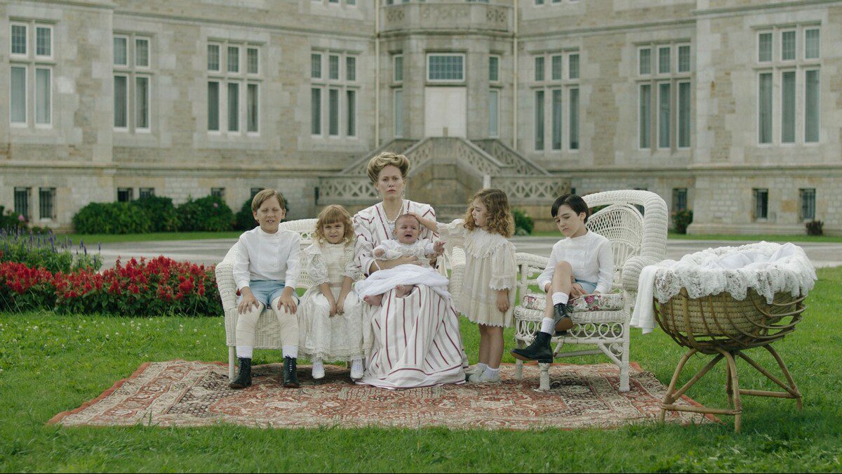 Estos son los palacios donde se ha rodado la nueva serie histórica sobre la reina Victoria Eugenia, bisabuela de Felipe VI