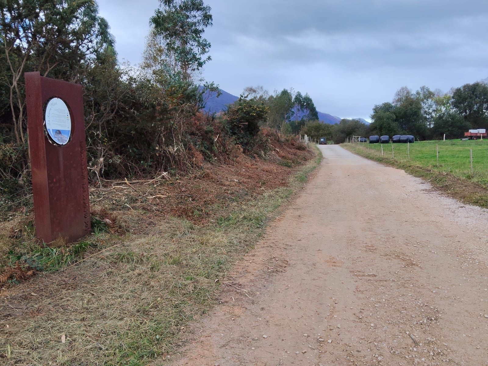Trabajos de desmonte y limpieza de los núcleos urbanos del Valle Oscuru y San Roque, en Llanes