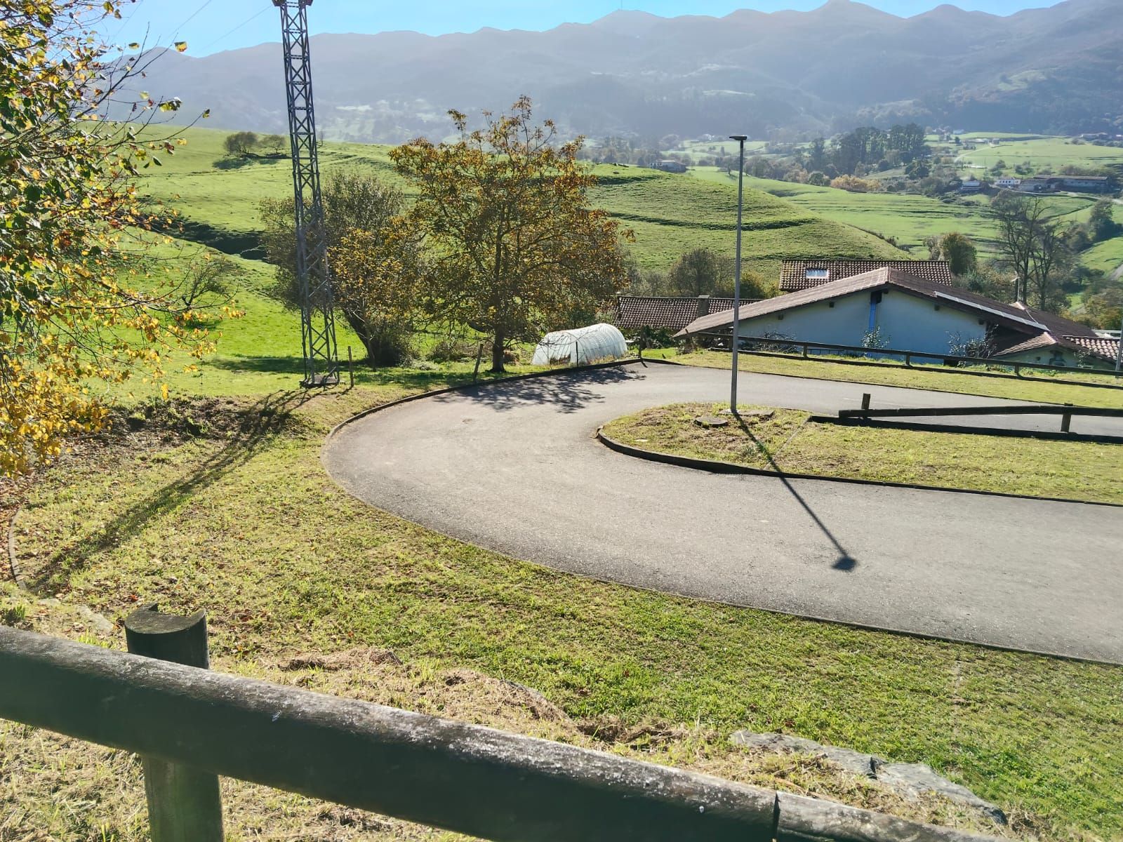 Trabajos de desmonte y limpieza de los núcleos urbanos del Valle Oscuru y San Roque, en Llanes