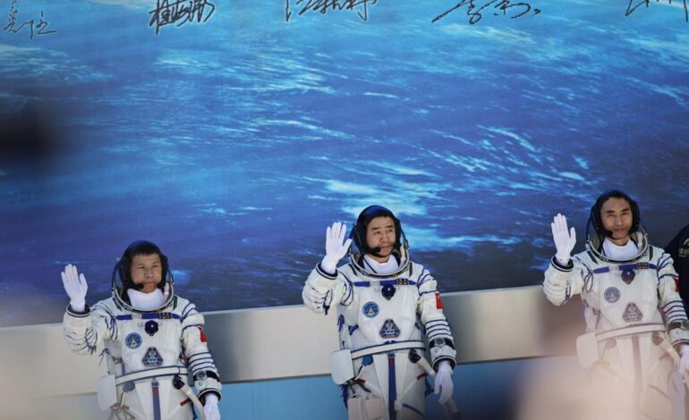 China logra el regreso de los astronautas de la misión Shenzhou-20 tras 204 días en órbita