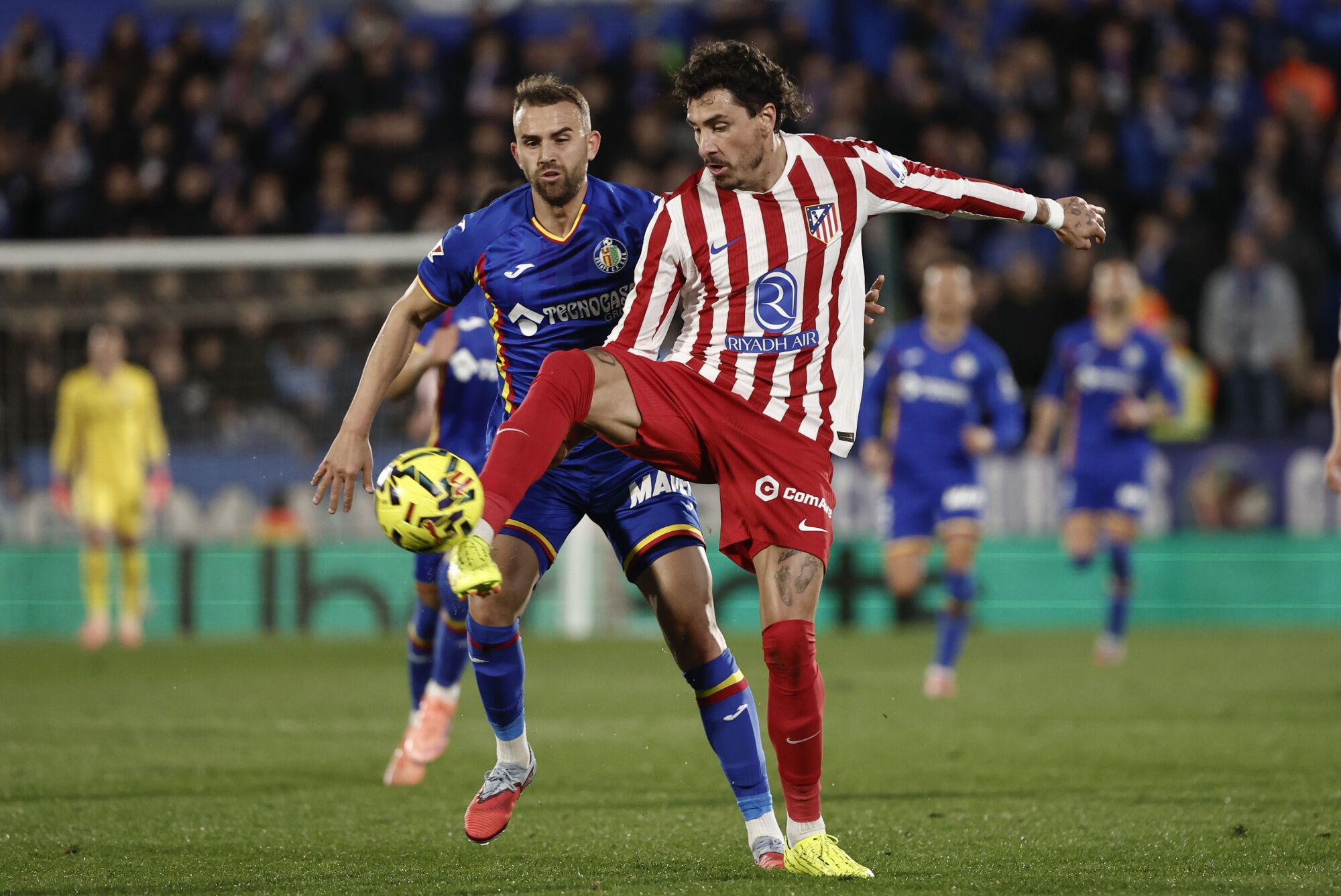 El delantero del Getafe Borja Mayoral (i) presiona al defensa uruguayo del Atlético de Madrid José María Giménez en el partido de LaLiga entre Getafe y Atlético de Madrid, este domingo en el Coliseum. EFE/Sergio Pérez. (Getafe) (Atlético de Madrid)