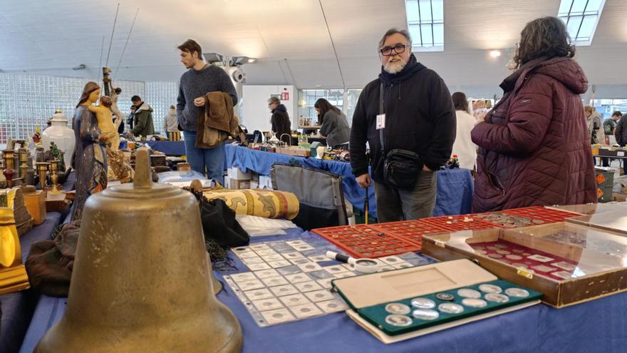 En imágenes, las curiosidades de la Feria de Antigüedades de Pola de Siero