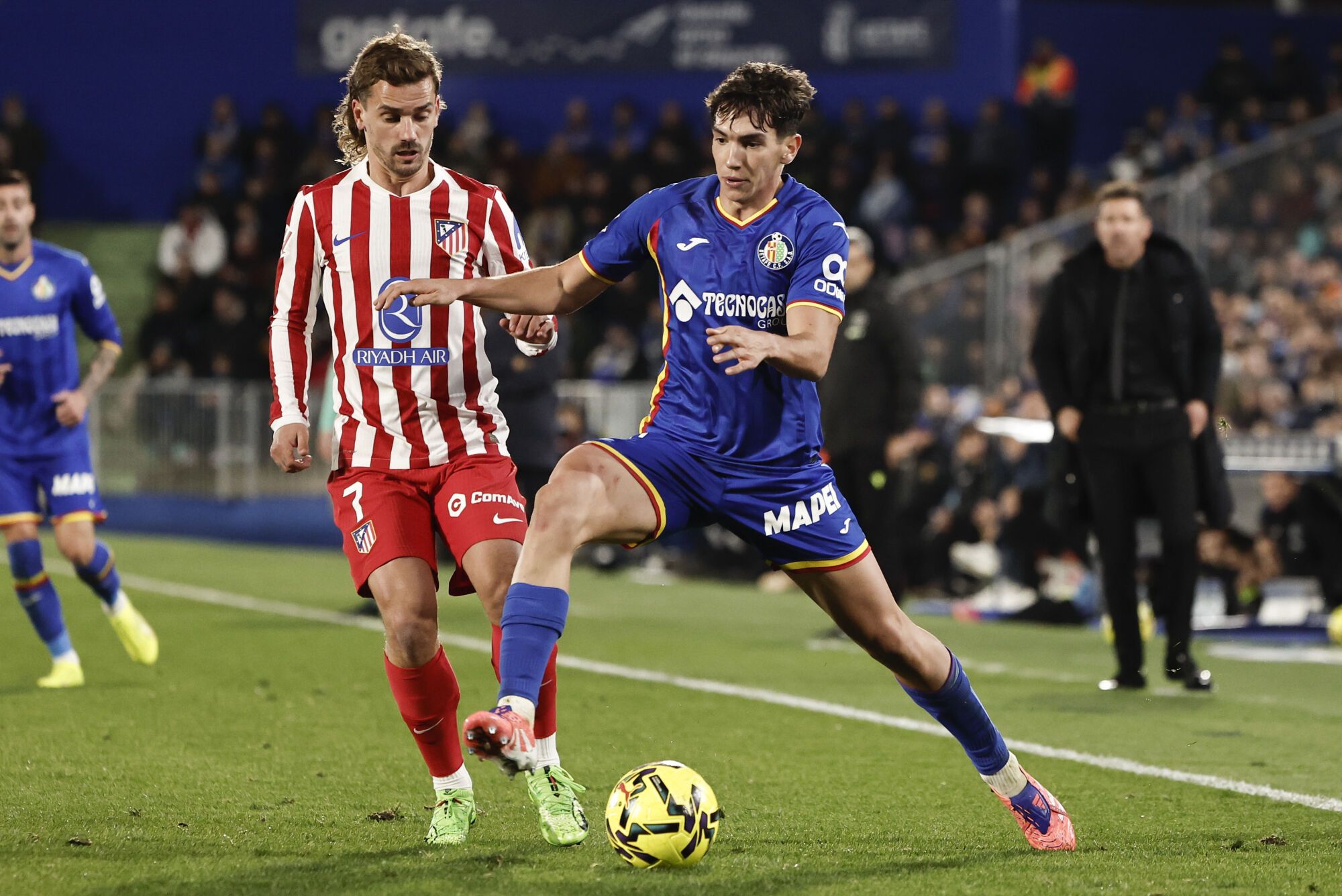 GETAFE (MADRID), 23/11/202.- El centrocampista del Getafe Mario Martín (d) pelea con el francés Antoine Griezmann, del Atlético de Madrid, durante el partido de la jornada 13 de LaLiga entre el Getafe CF y el Atlético de Madrid este domingo en el Coliseum de Getafe. EFE/SERGIO PÉREZ