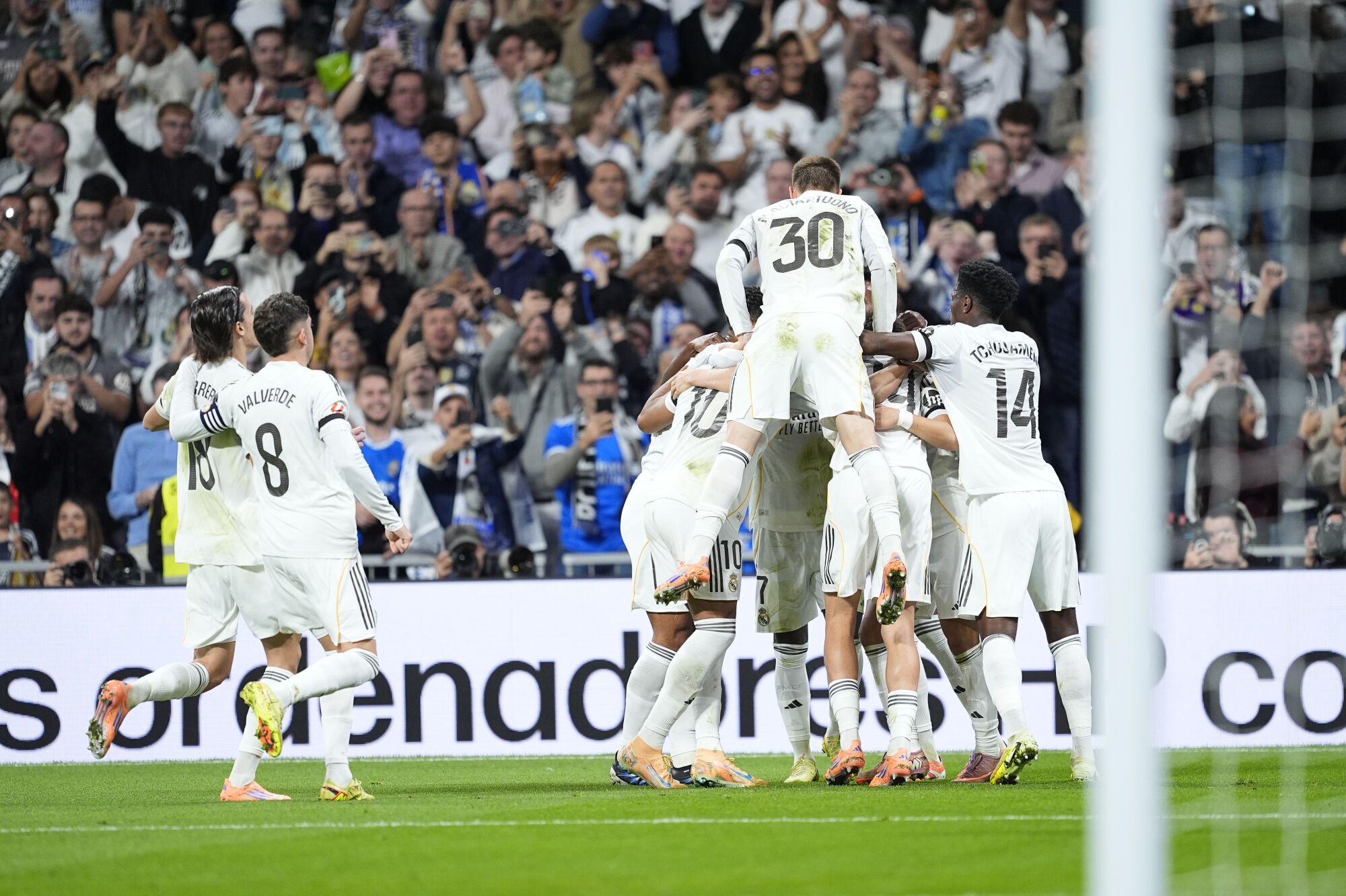Kylian Mbappé del Real Madrid CF celebra un gol durante el partido de fútbol de la Liga española, LaLiga EA Sports, disputado entre el Real Madrid CF y el Valencia CF en el estadio Santiago Bernabeu el 1 de noviembre de 2025, en Madrid, España. AFP7 11/01/2025 SÓLO PARA USO EN ESPAÑA. Oscar J. Barroso / AFP7 / Europa Press;2025;FÚTBOL;ESPAÑA;DEPORTE;ZSOCCER;ZSPORT;Real Madrid CF - Valencia CF - LaLiga EA Sports;