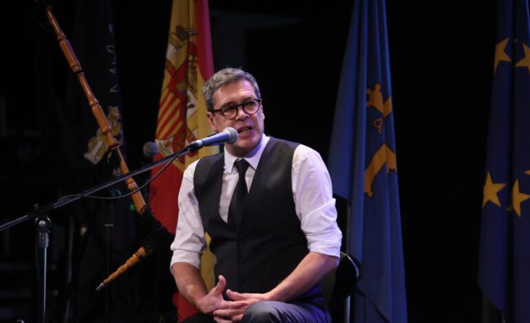 Así contó Hevia la anécdota del gaitero que se negó a dejar de tocar el pericote en presencia de Juan Pablo II: "Es más sagrado que el Papa"