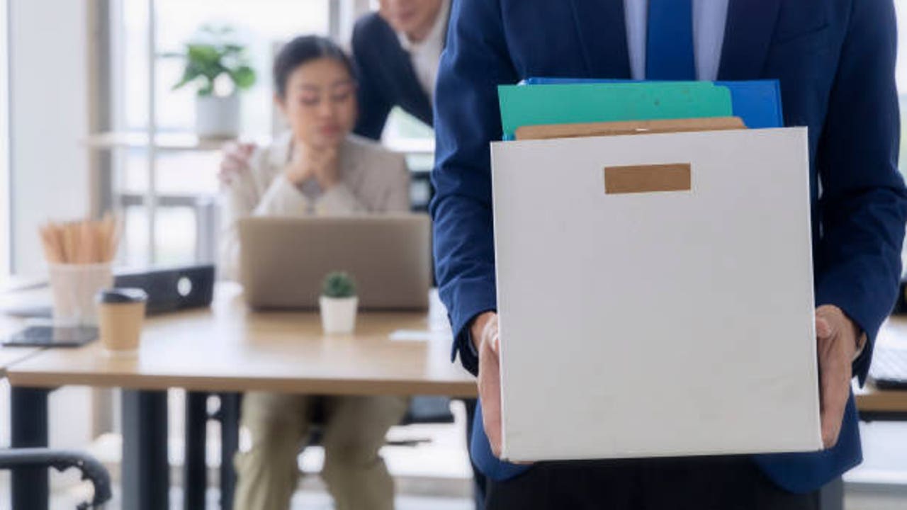 ¿Te pueden despedir por hablar mal de tu empresa en público? Esto es lo que dice la ley