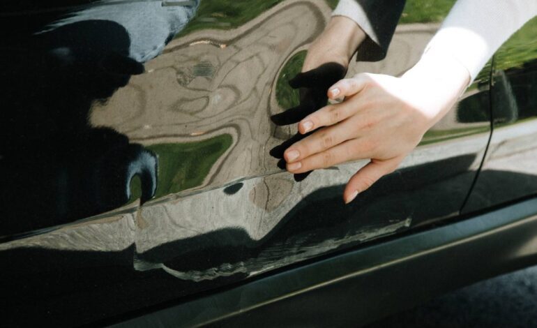 Agua hirviendo, el ingrediente básico para arreglar una abolladura del coche en casa