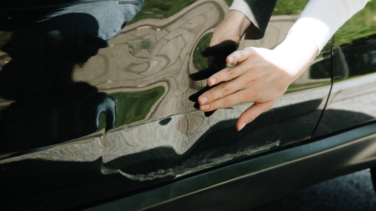 Agua hirviendo, el ingrediente básico para arreglar una abolladura del coche en casa