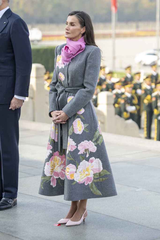 La reina Letizia luce un abrigo de Carolina Herrera durante su visita a China