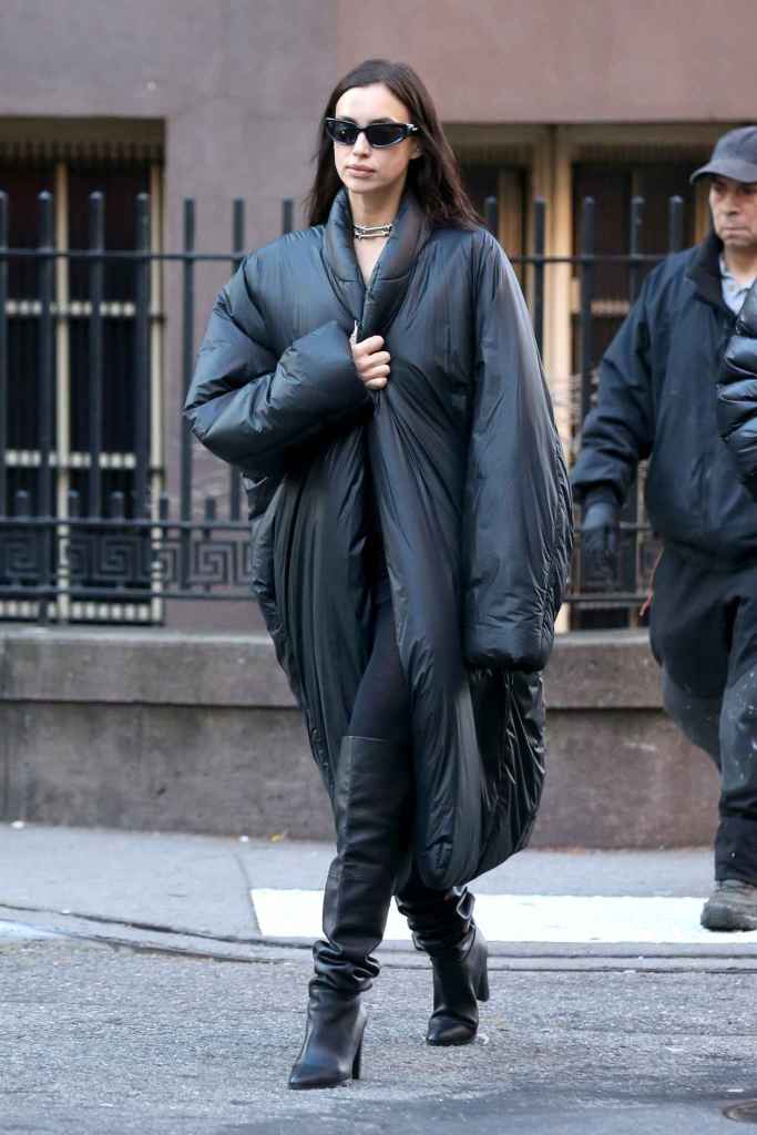 Irina Shayk con abrigo acolchado por las calles de Nueva York