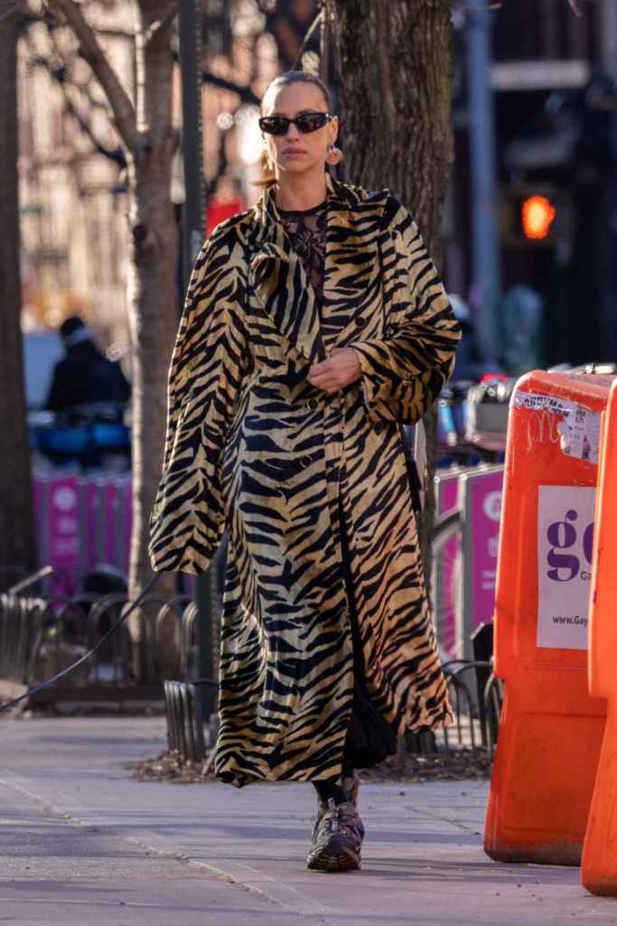 Irina Shayk con abrigo acolchado por las calles de Nueva York