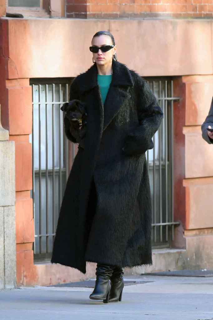 Irina Shayk con abrigo de piel en las calles de Nueva York