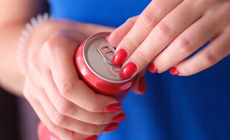 ¿Es necesario limpiar las latas antes de beber? Los expertos en seguridad alimentaria responden