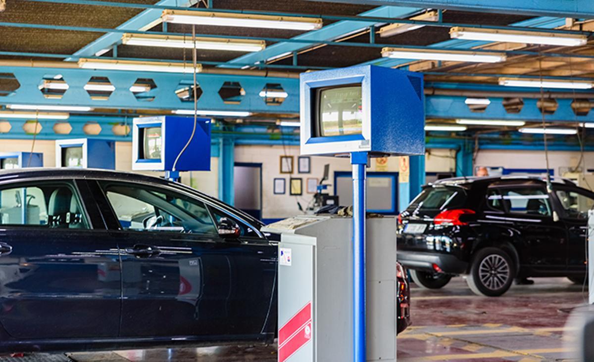 Coches pasando la ITV