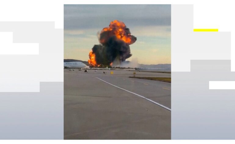 El tremendo impacto de un avión de carga en Kentucky al estrellarse cuando despegaba deja 11 muertos y un gran incendio