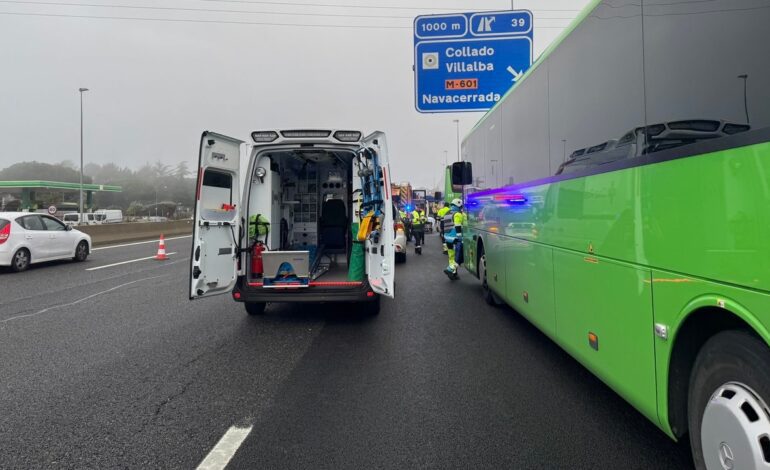 Varios heridos en un accidente múltiple con un camión y un autobús implicados en Collado Villalba, Madrid