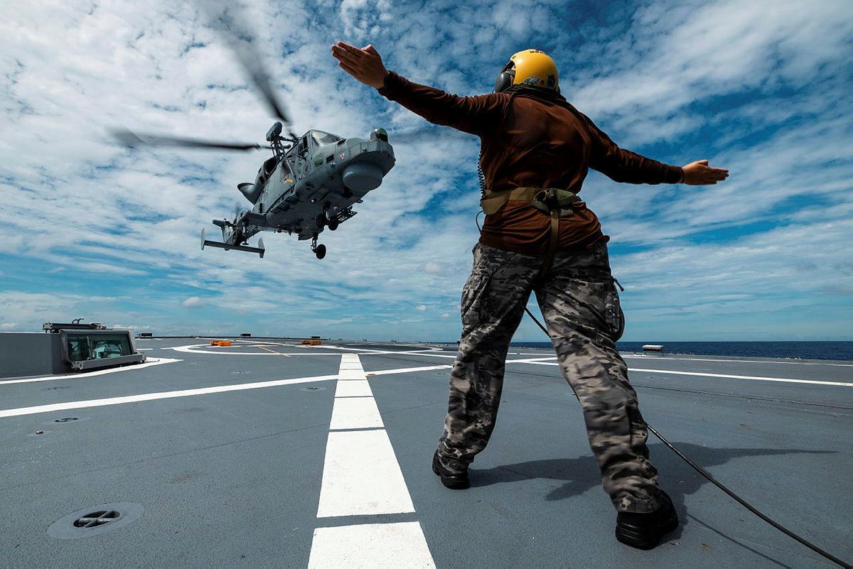 Un helicóptero filipino aterriza en la fragata HMAS Ballarat de la Armada australiana.