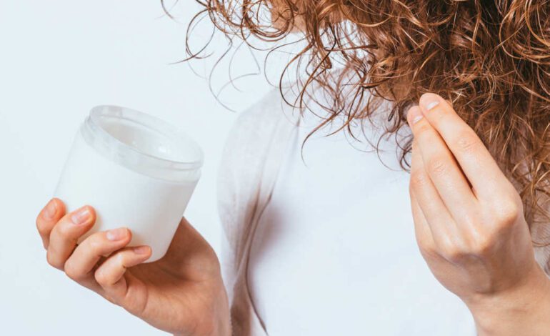 El mejor aceite para un pelo muy rizado y seco es el de coco porque aporta mucha nutrición