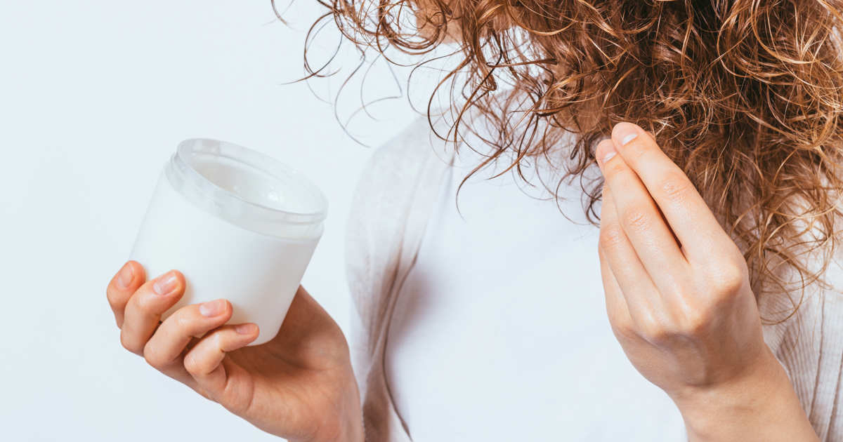 El mejor aceite para un pelo muy rizado y seco es el de coco porque aporta mucha nutrición