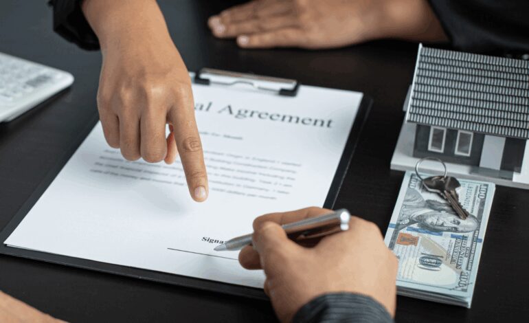 La OCU explica cómo cancelar un contrato bancario o de seguro sin penalizaciones