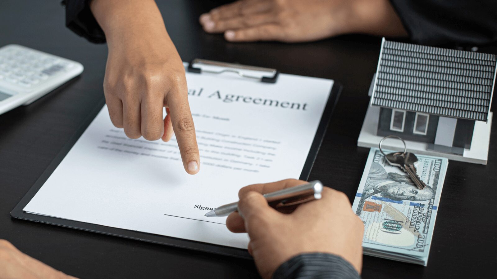 La OCU explica cómo cancelar un contrato bancario o de seguro sin penalizaciones