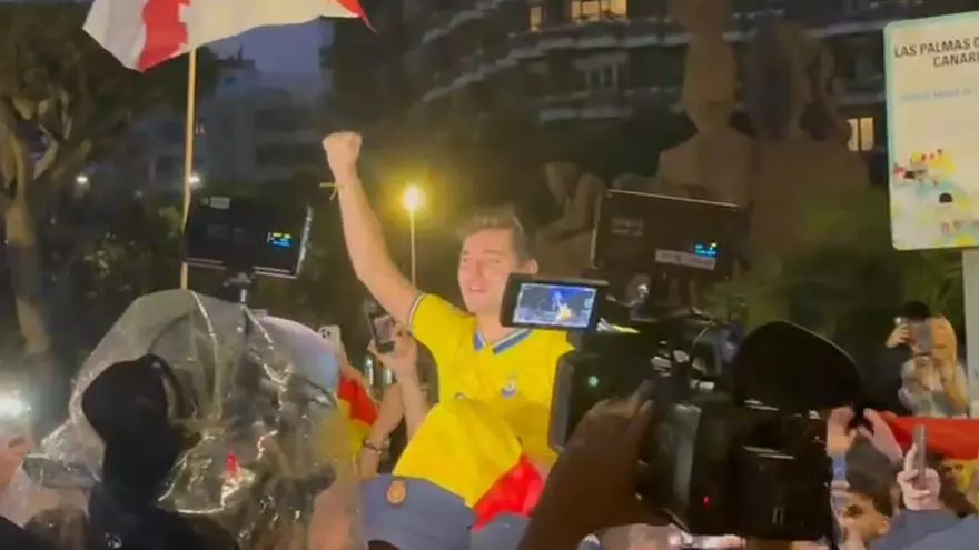 De las supuestas “charlas para el diálogo” al megáfono: así fue el recibimiento de Vito Quiles en la Plaza España de Gran Canaria