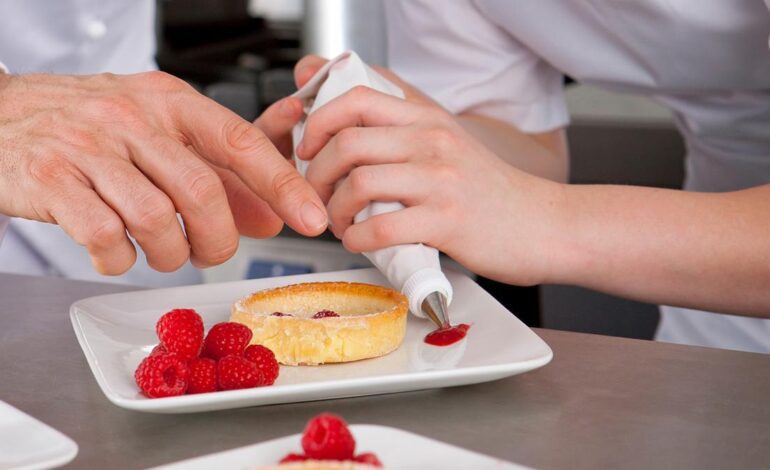 DERECHOS LABORALES | Una ayudante de cocina es despedida por faltar varios días al trabajo: el Tribunal Superior de Justicia le da la razón y deberán indemnizarla con más de 8.000 euros