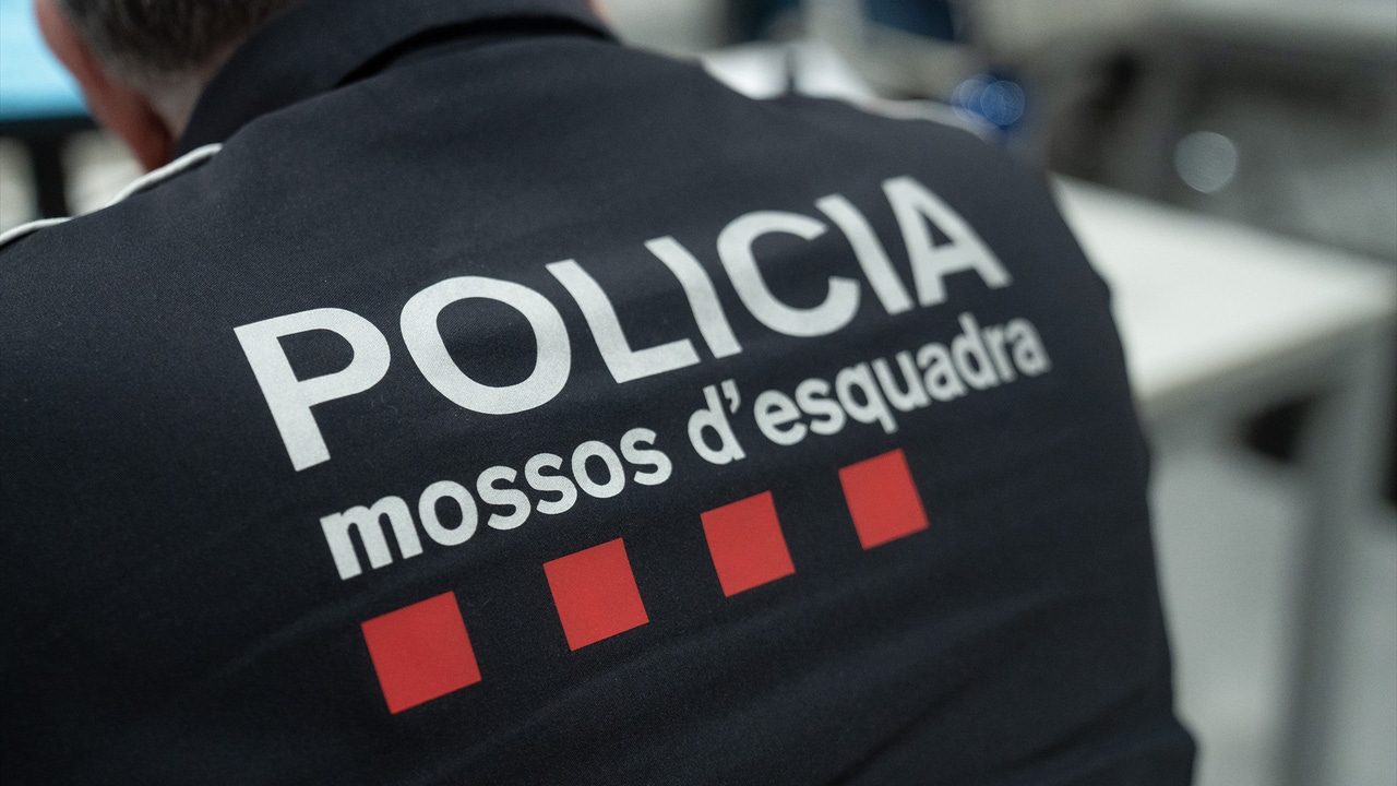 Detienen a un hombre que no dejaba salir de casa a su mujer desde hacía cuatro meses en Corbera de Llobregat, Barcelona