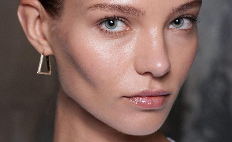 El agua micelar no solo sirve para desmaquillar: el truco de las famosas para una piel perfecta