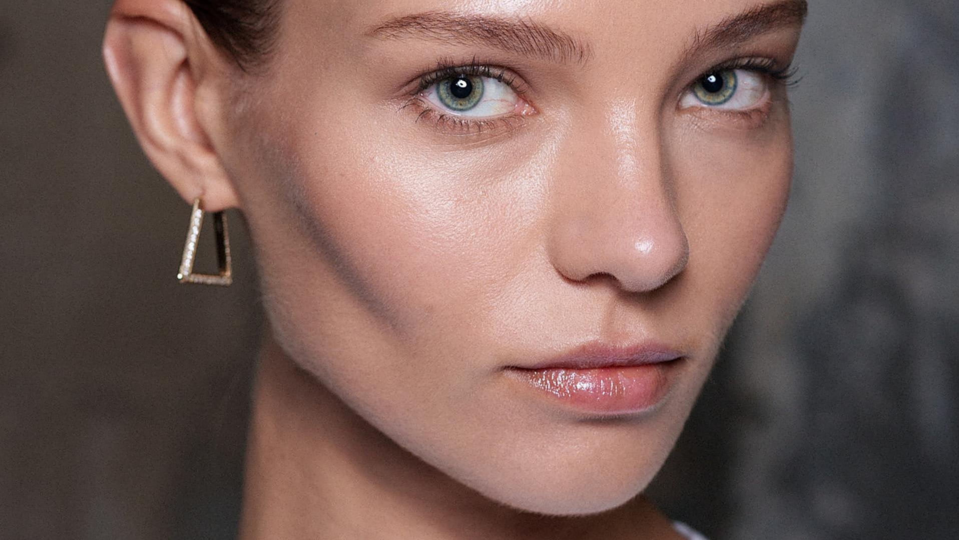 El agua micelar no solo sirve para desmaquillar: el truco de las famosas para una piel perfecta