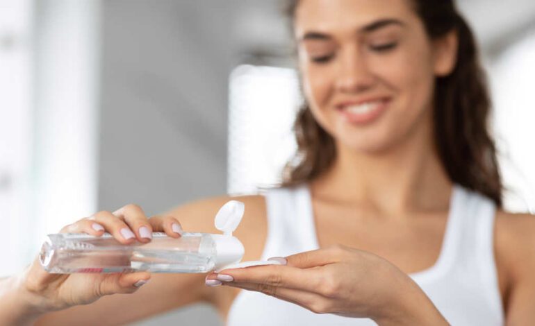 Para hacerte tu propia agua micelar solo necesitas tres ingredientes