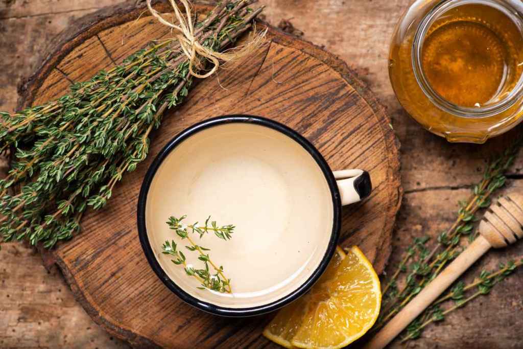 El agua de romero se puede preparar fácilmente en casa.